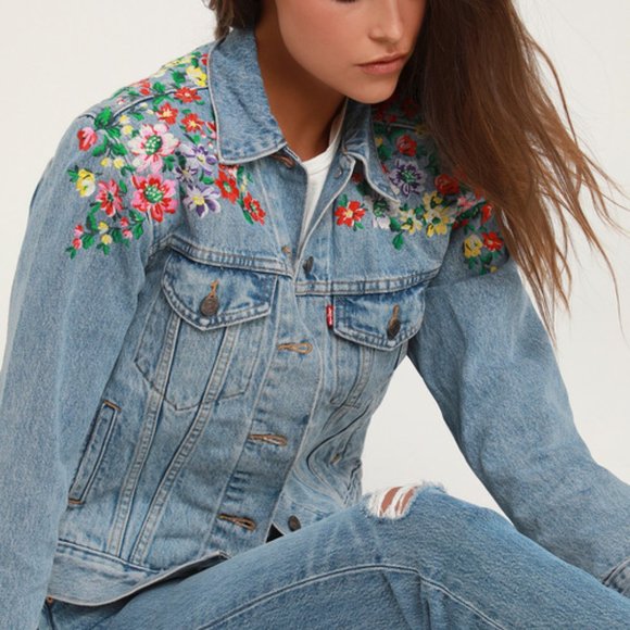 🎉Host Pick 🎉Levi's Ex-Boyfriend Trucker Embroidered Denim Jacket - Picture 1 of 6